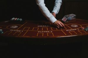 Bàn live blackjack với dealer chia bài rõ ràng