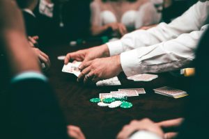 Cận cảnh một bàn baccarat online với dealer đang chia bài cho Player và Banker