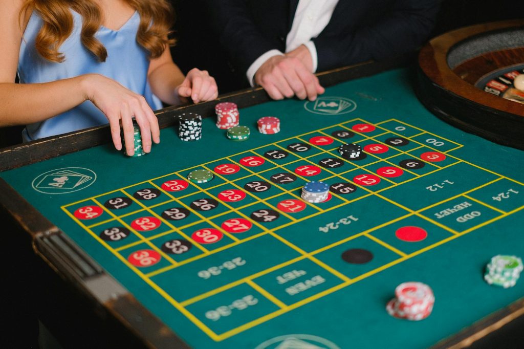 Cận cảnh bàn European Roulette với bánh xe và khu vực đặt cược
