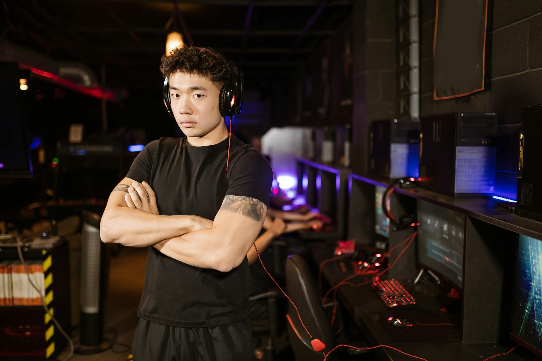 Người chơi theo dõi thống kê e-sport và quản lý vốn trước khi đặt cược