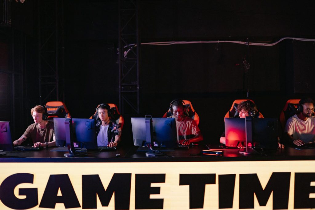 Tuyển thủ e-sport thi đấu trên sân khấu giải đấu lớn
