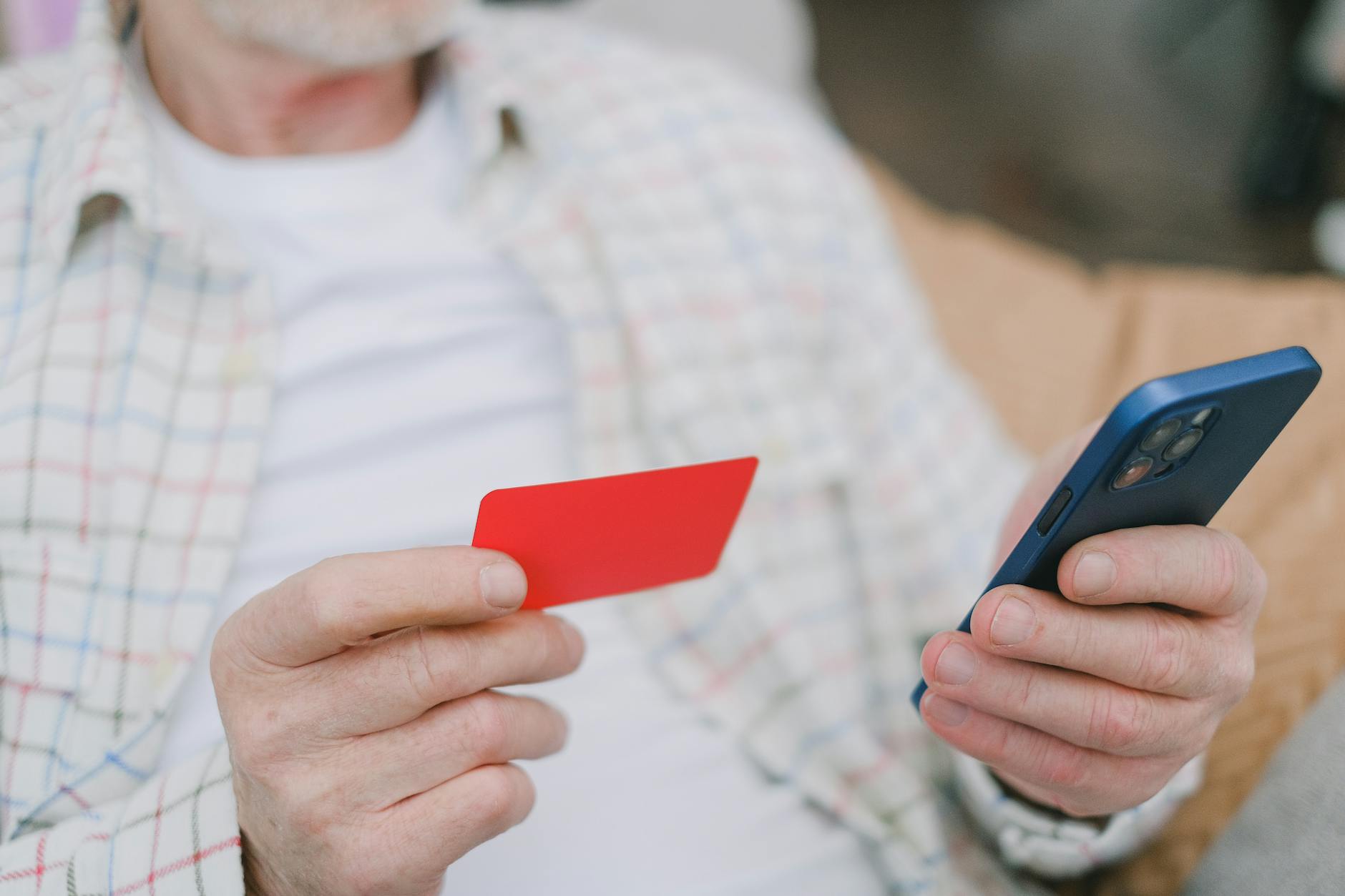 Người chơi kiểm tra kết quả xổ số online trên điện thoại trong không gian riêng tư