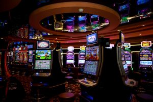 Người chơi đang quay thử game nổ hũ trên điện thoại trước khi chơi thật